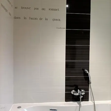 8 Personnes O Mes Anges * סן-ז'וליין-אן-בורן